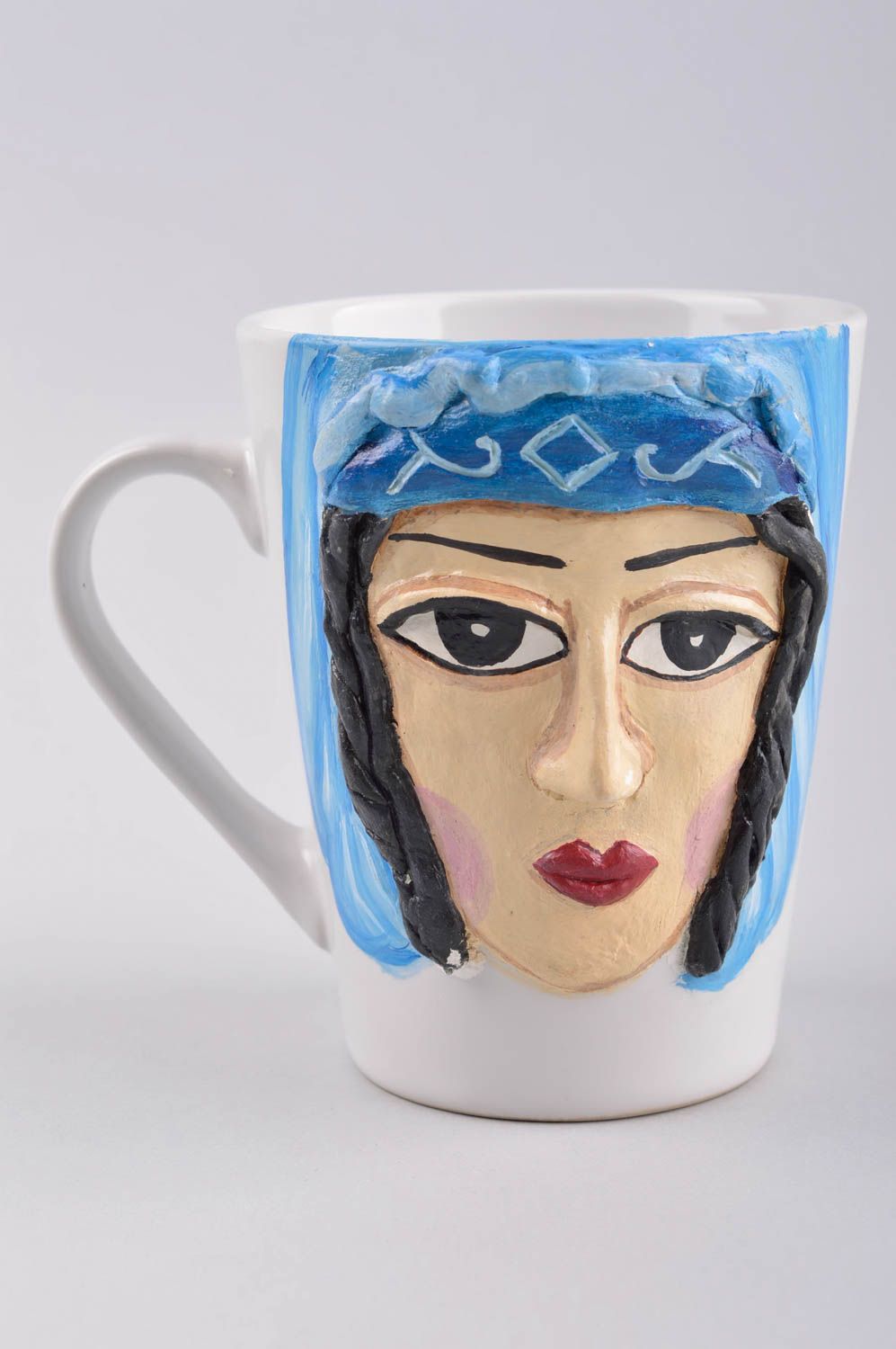 White ceramic cup with handle with molded female face 0,67 lb photo 3