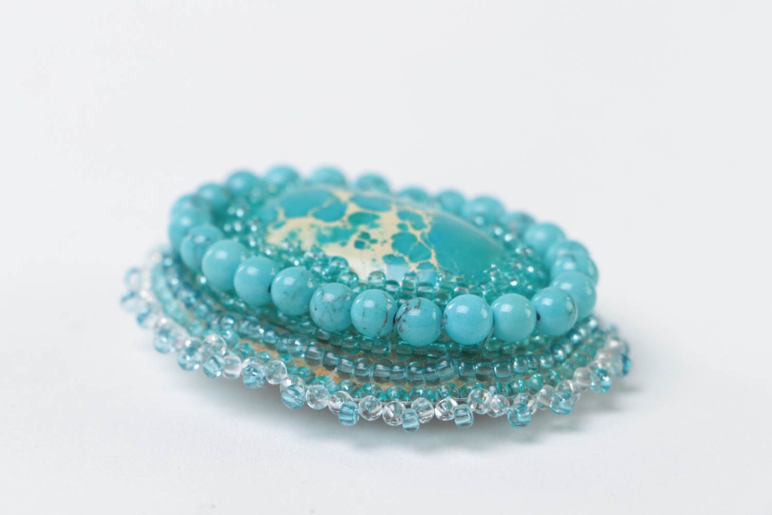 Small oval handmade beaded brooch with turquoise and varistsite natural stones photo 3
