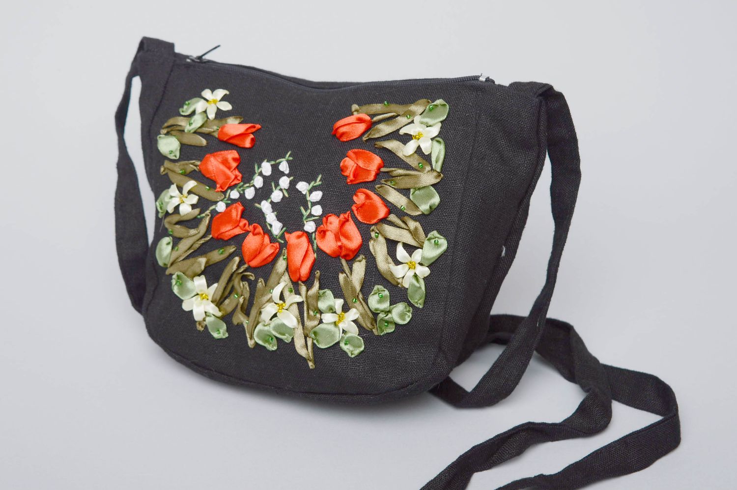 Женская сумка из ткани с вышивкой лентами Тюльпаны фото 1