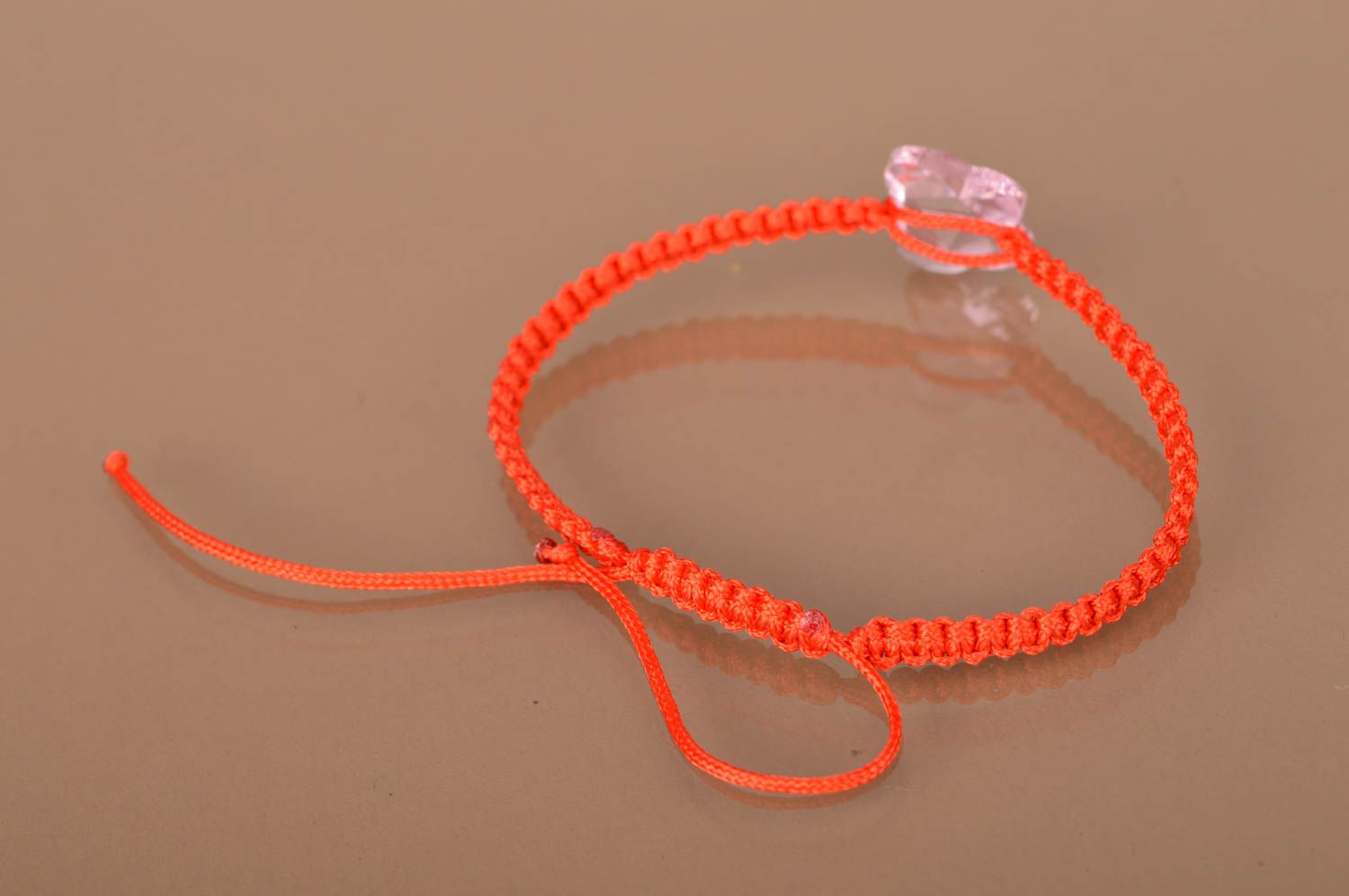 Плетеный браслет из вощеного шнурка с бусиной из пластика ручной работы фото 5