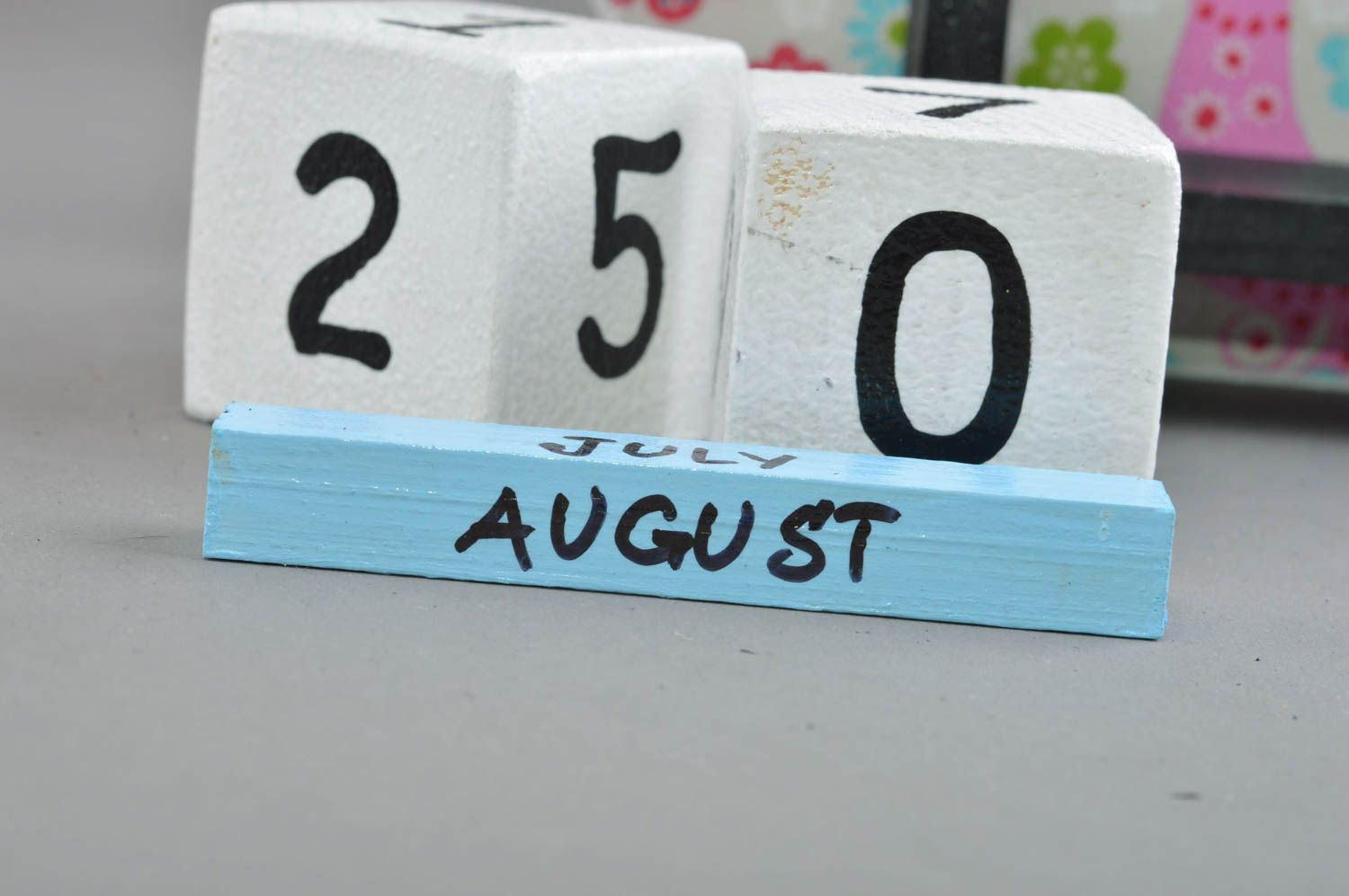 Детский календарь в виде барашка из фанеры декупаж в цветочек ручной работы фото 4