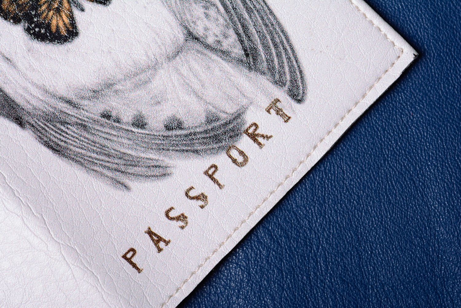 Кожаная обложка на паспорт с изображением совы белая  фото 4