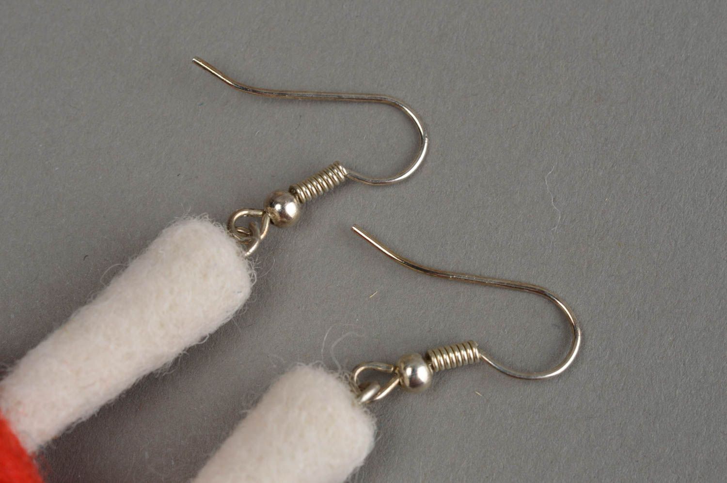 Boucles d'oreilles en laine feutrée pendantes faites main en forme d'amanite photo 2