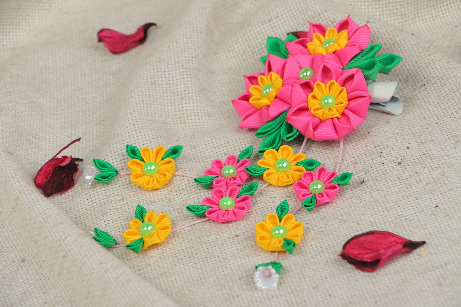 Barrette faite main originale en rubans en forme de fleurs multicolores photo 5