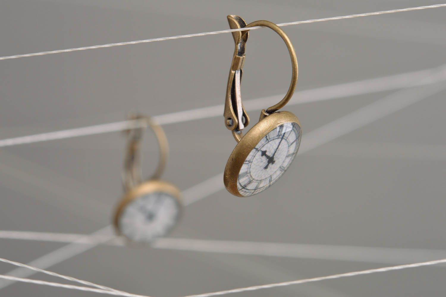 Runde Ohrringe mit Epoxidharz Decoupage Uhr handmade Accessoire für Frauen foto 1