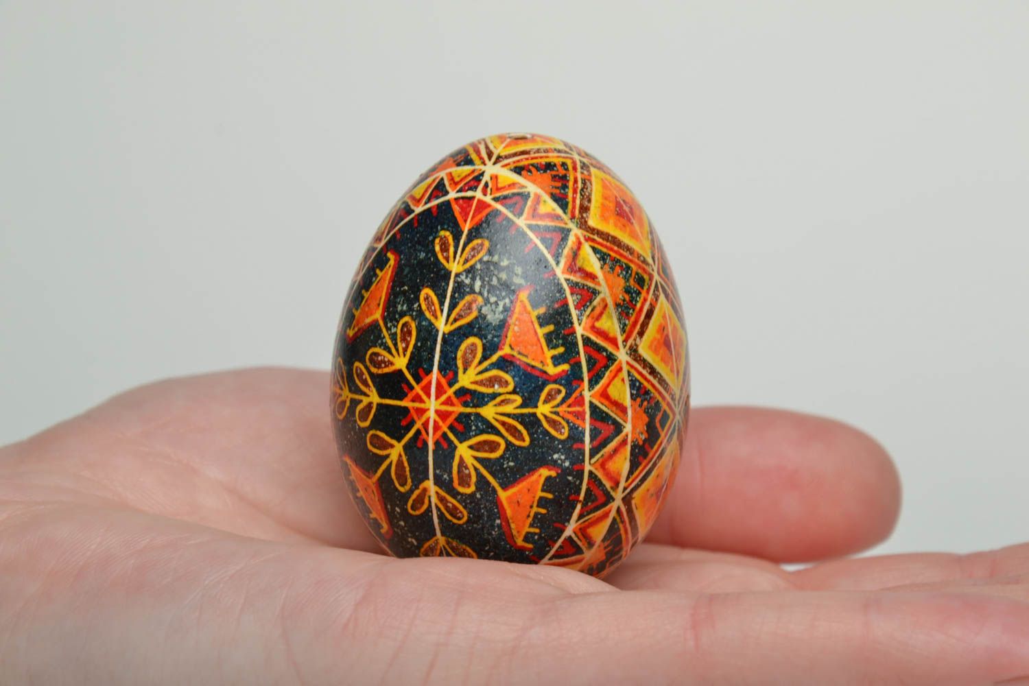 Oeuf de Pâques peint avec ornement de créateur fait main original multicolore photo 5
