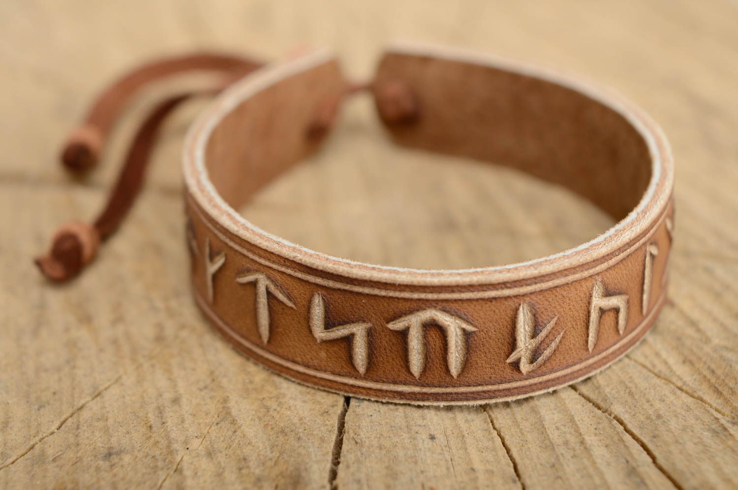 Bracelet en cuir réglable brun avec runes fait main cadeau insolite original  photo 1