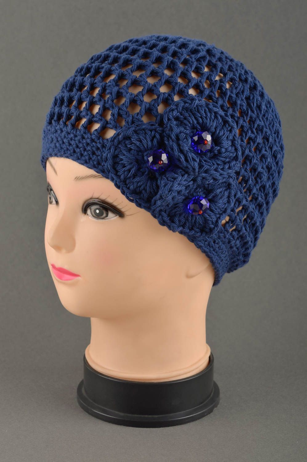 Вязаная шапка ручной работы женская шапка синяя красивая ажурная шапка с цветами фото 1