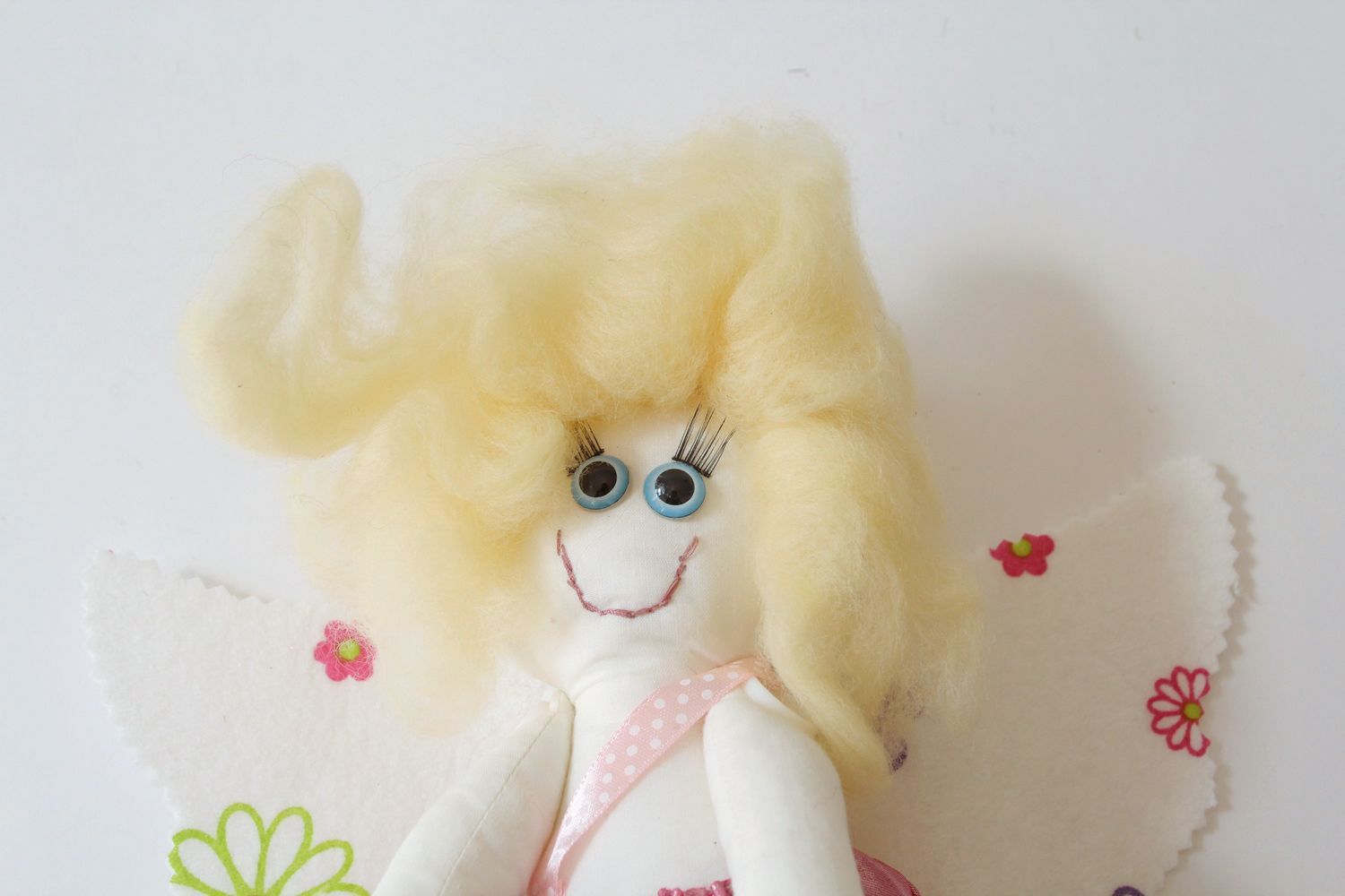 Bambola morbida in cotone fatta a mano pupazzo tessile angelo con cuore bello foto 4