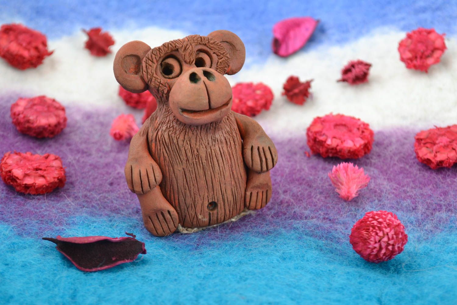 Figura de arcilla roja artesanal con forma de mono pequeño marrón original foto 1