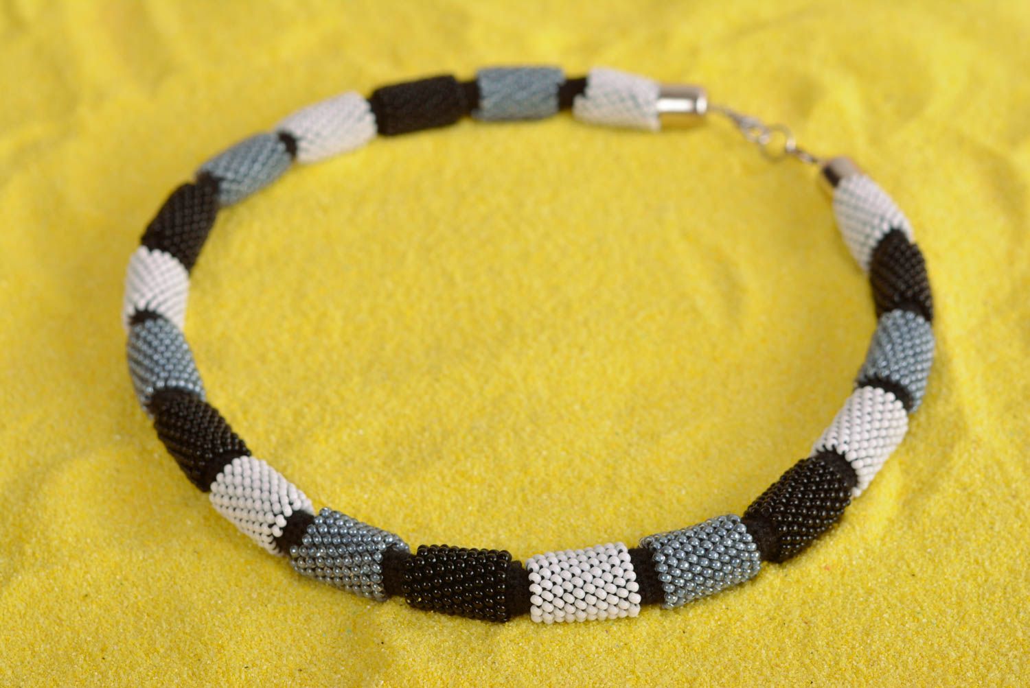 Collier spirale Bijou fait main Cadeau femme gris blanc noir en perles photo 1
