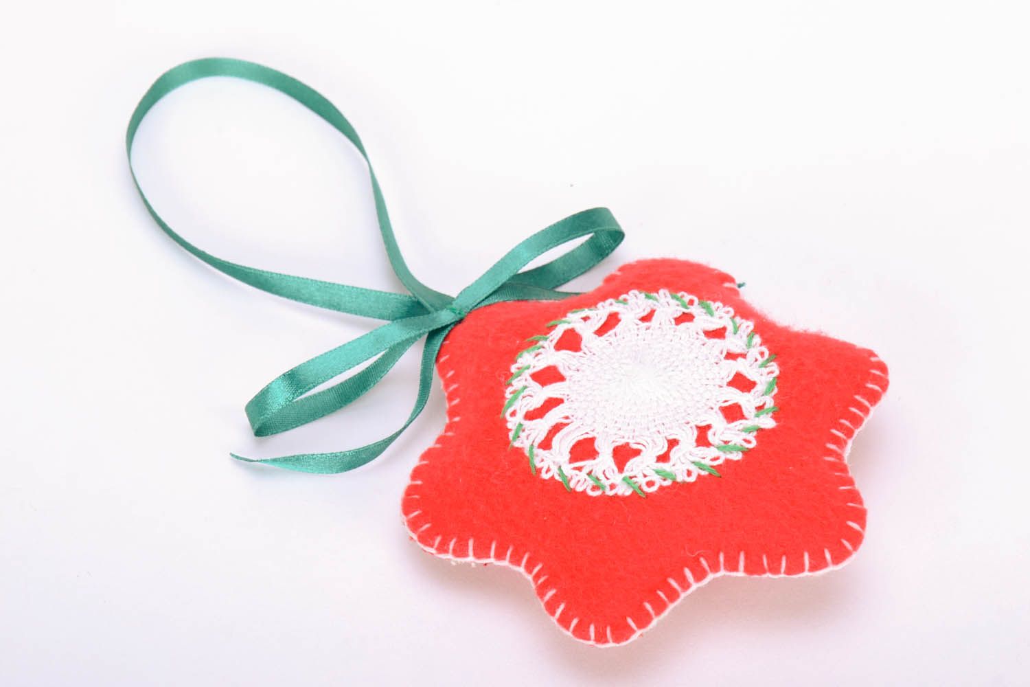 Brinquedo do Natal de dupla face costurado de lã com um lado bordado eo outro um bonito ornamento foto 2