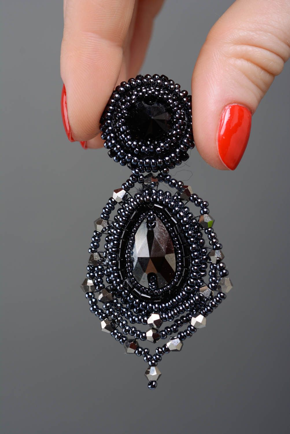 Schwarze handgemachte bestickte Glasperlen Ohrringe mit Hämatit auf Lederbasis foto 3