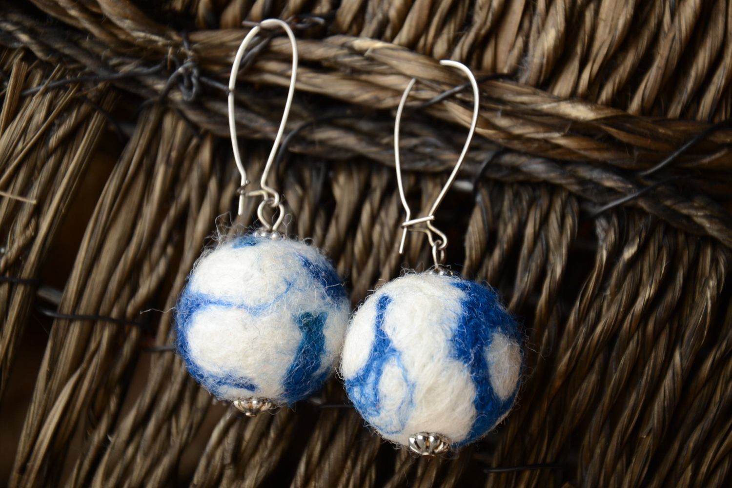Pendientes de lana en técnica de fieltro Esfera azul foto 1