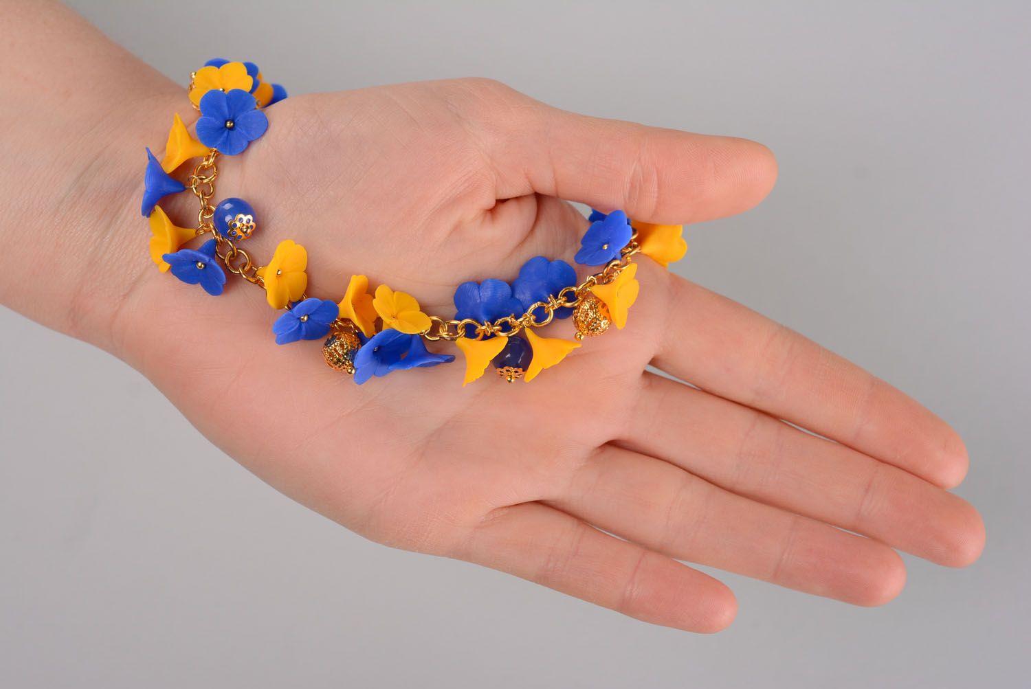 Bracelet fleurs en pâte polymère Jaune et bleu photo 3