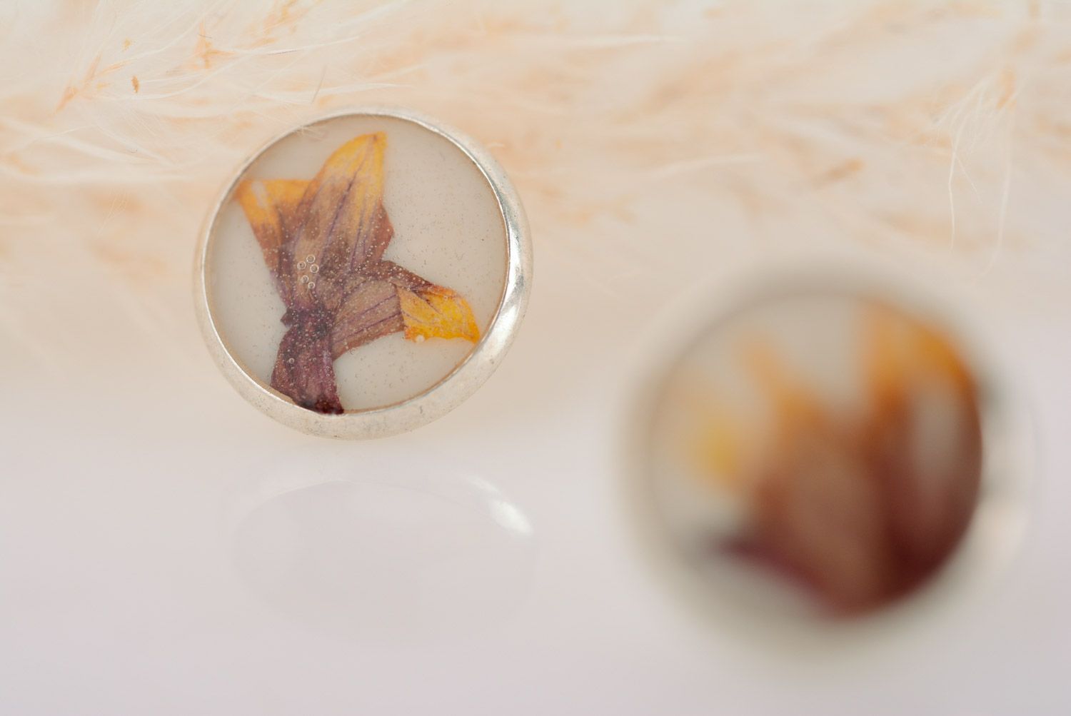 Handmade women's round stud earrings with dried flowers coated with epoxy photo 3