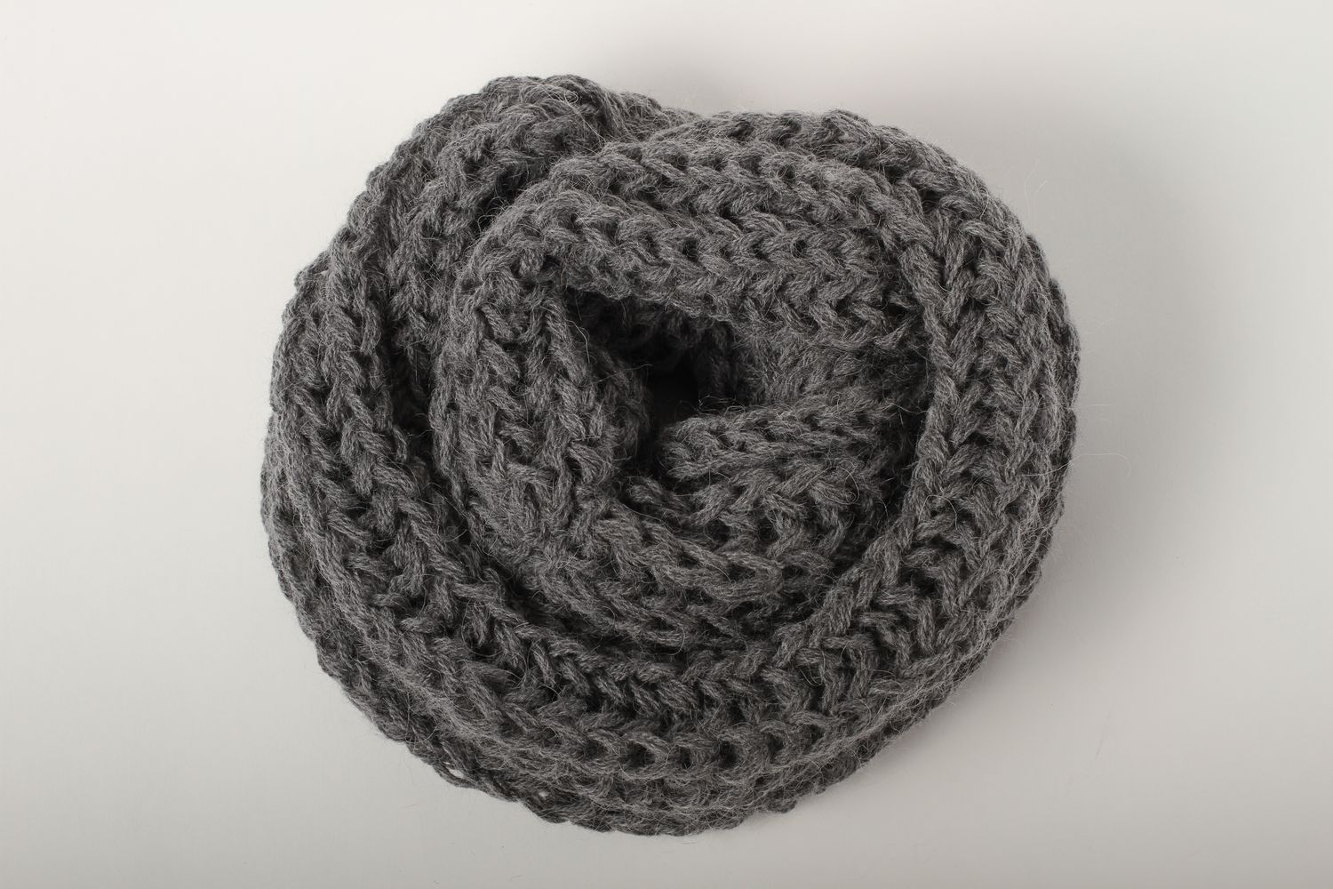 Sciarpa di lana fatta a mano accessorio all'uncinetto da donna in colore grigio foto 5