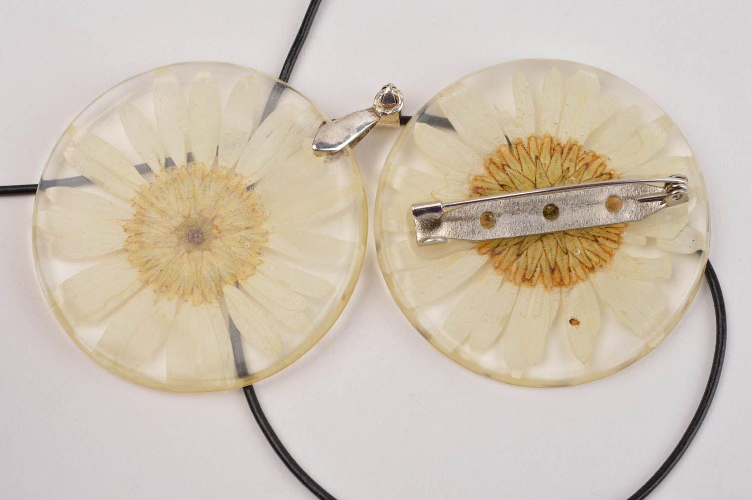 Epoxy resin jewelry handmade botanic brooch botanic pendant with dry flowers photo 4