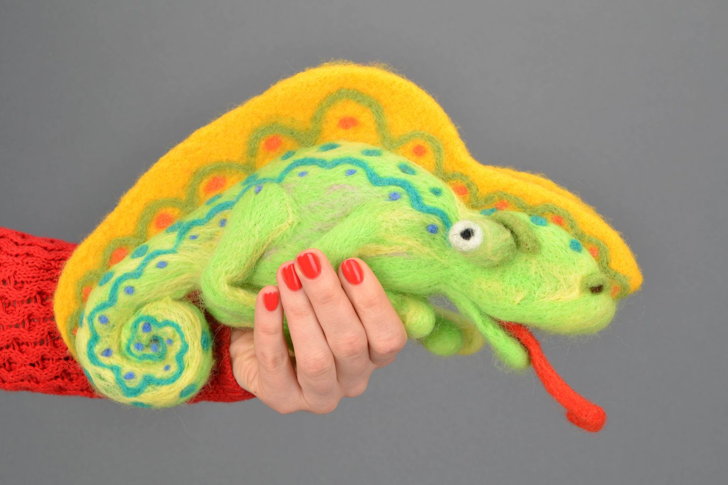Дизайнерская игрушка из шерсти в виде хамелеона фото 2