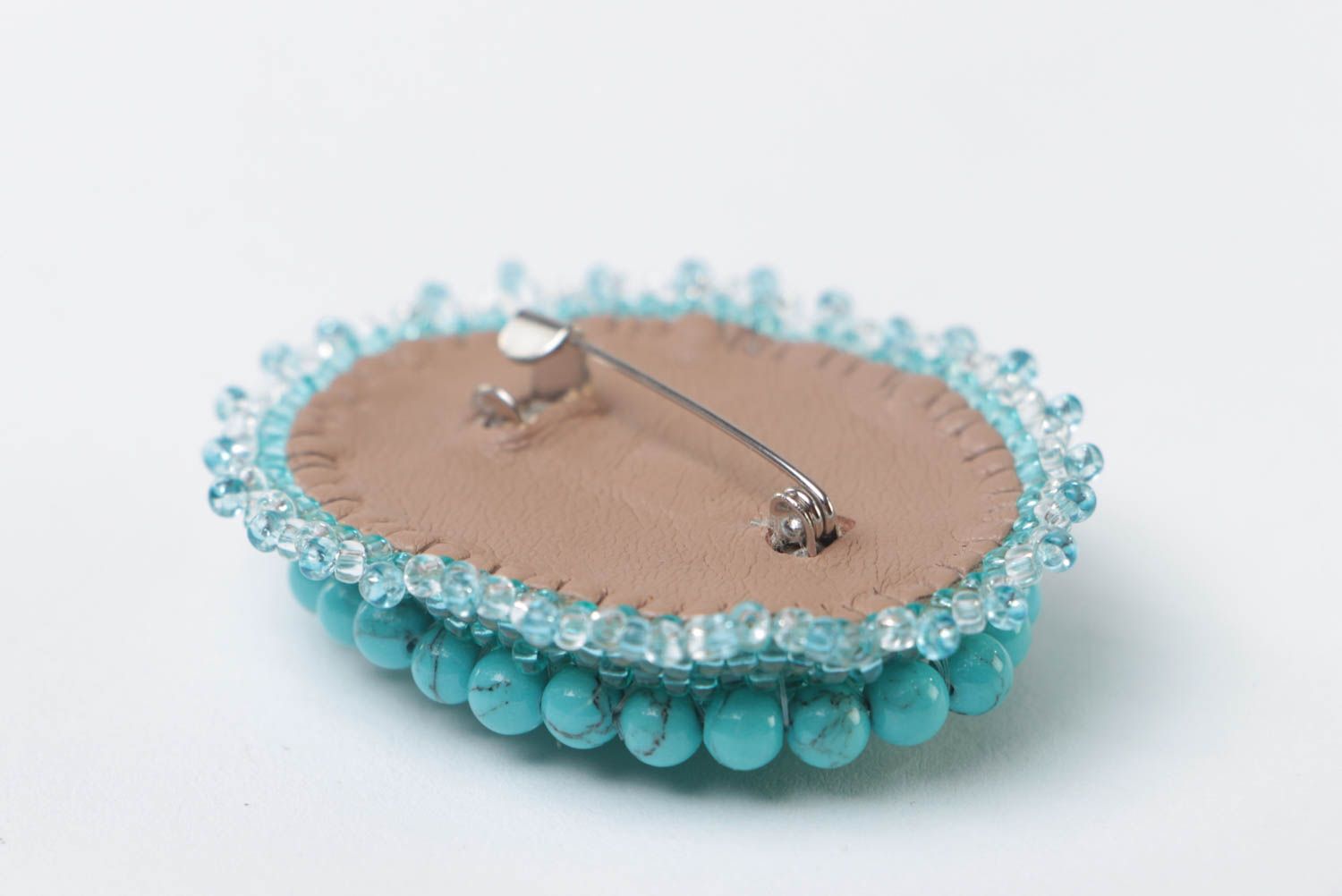Small oval handmade beaded brooch with turquoise and varistsite natural stones photo 4