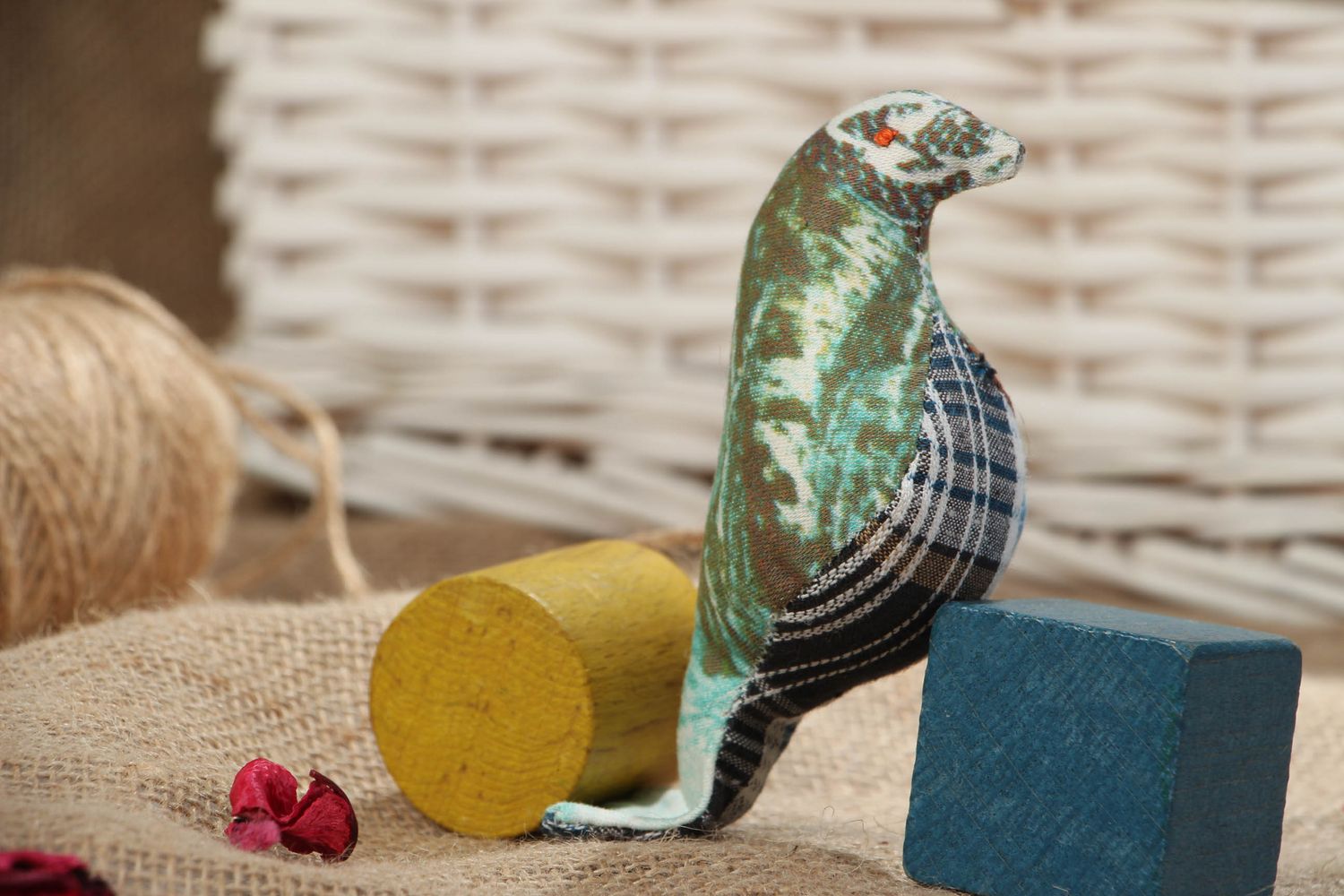 Jouet décoratif en tissu de satin et coton fait main en forme d'oiseau photo 5