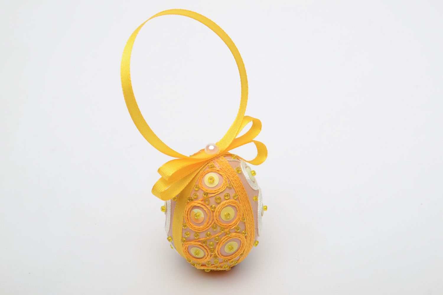 Œuf-écrit pyssanka jaune décoré de rubans et perles de rocaille photo 3