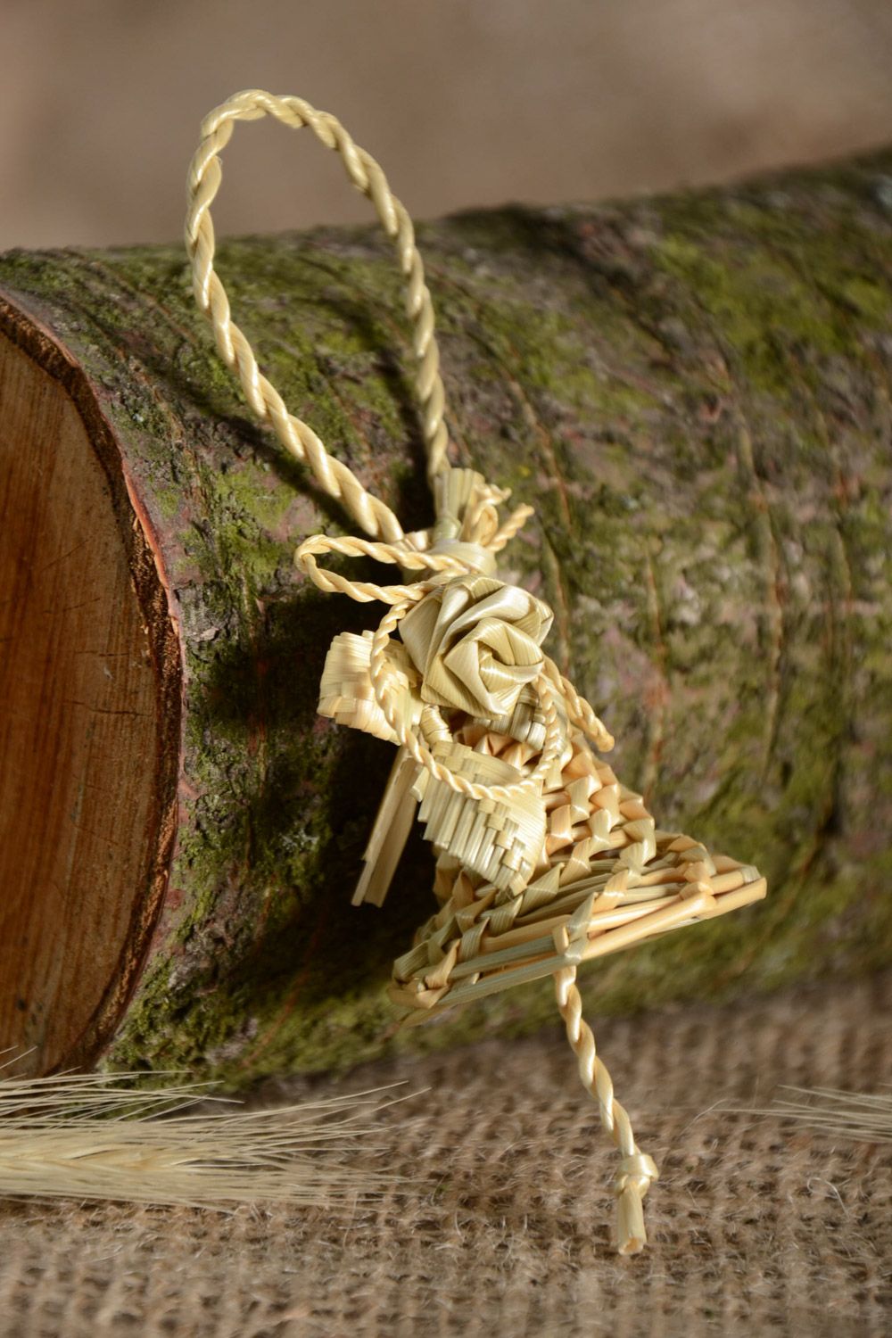 Интерьерная подвеска плетеная из соломы с колокольчиком ручной работы фото 1