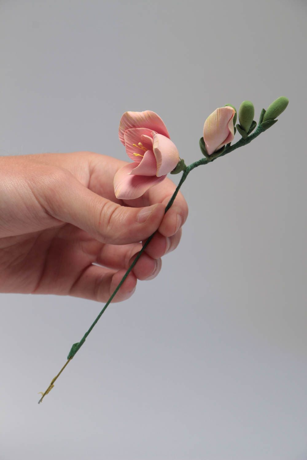 Искусственный цветок из полимерной глины в виде фрезии ручной работы фото 5
