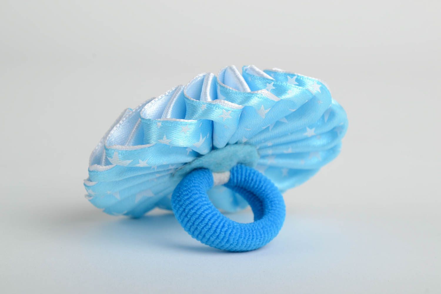 Объемная резинка для волос с цветком в технике канзаши голубая ручной работы фото 4