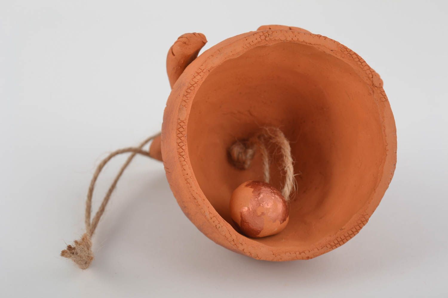 Campana de decoración artesanal cerámica hecha a mano con forma de mona foto 2