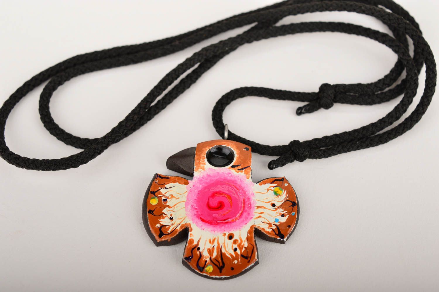 Керамическое украшение кулон ручной работы подвеска на шею с росписью на шнурке фото 2