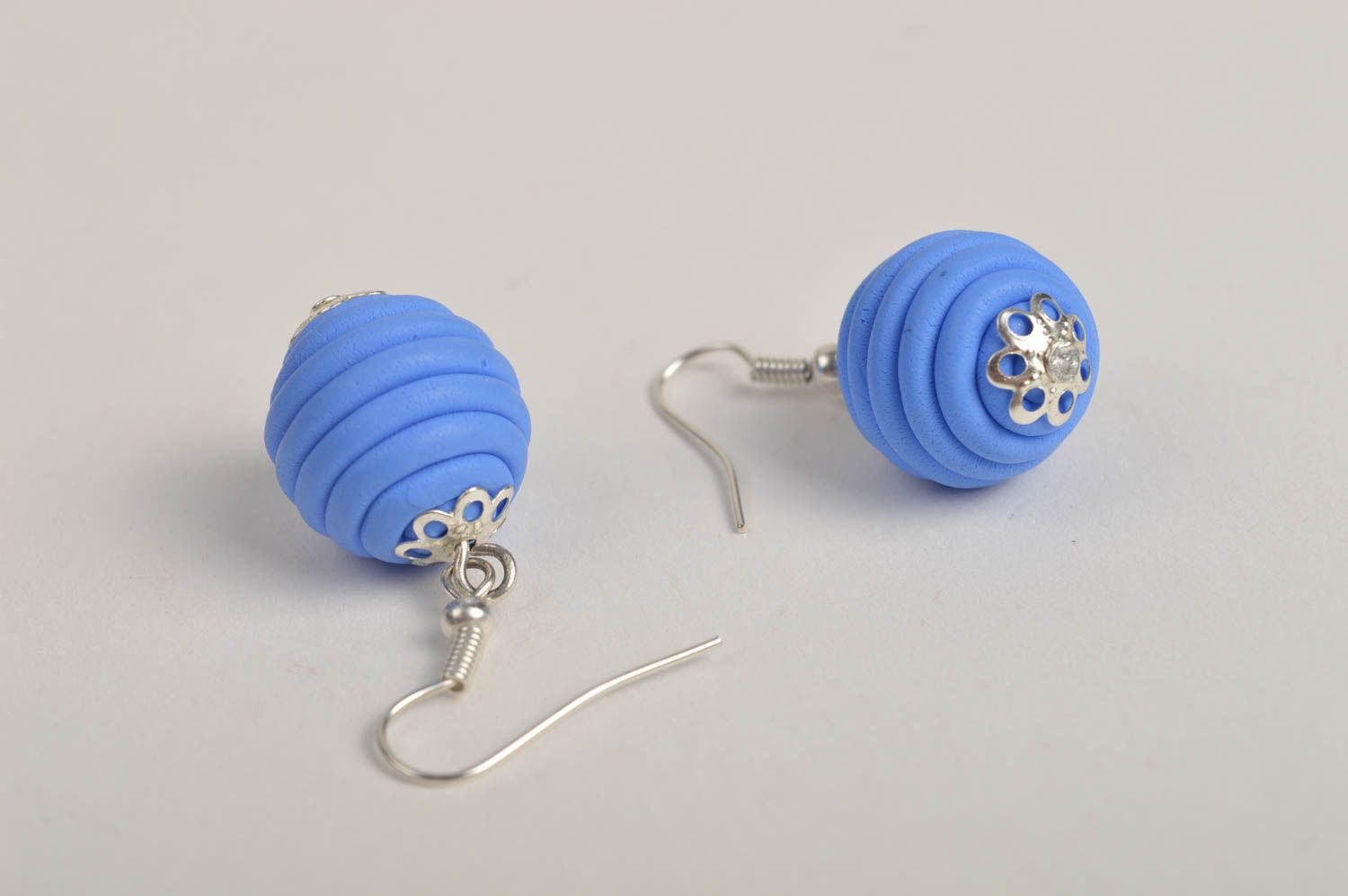 Handmade modische Ohrringe in Blau Accessoire für Frauen Designer Schmuck foto 3