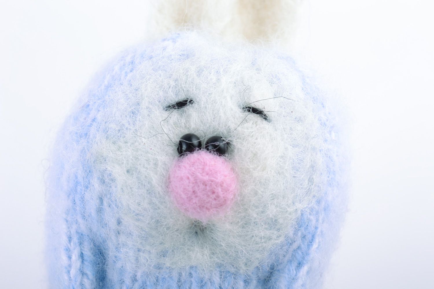 Игрушка заяц с длинными ушами голубого цвета вязаная с валянием  фото 3