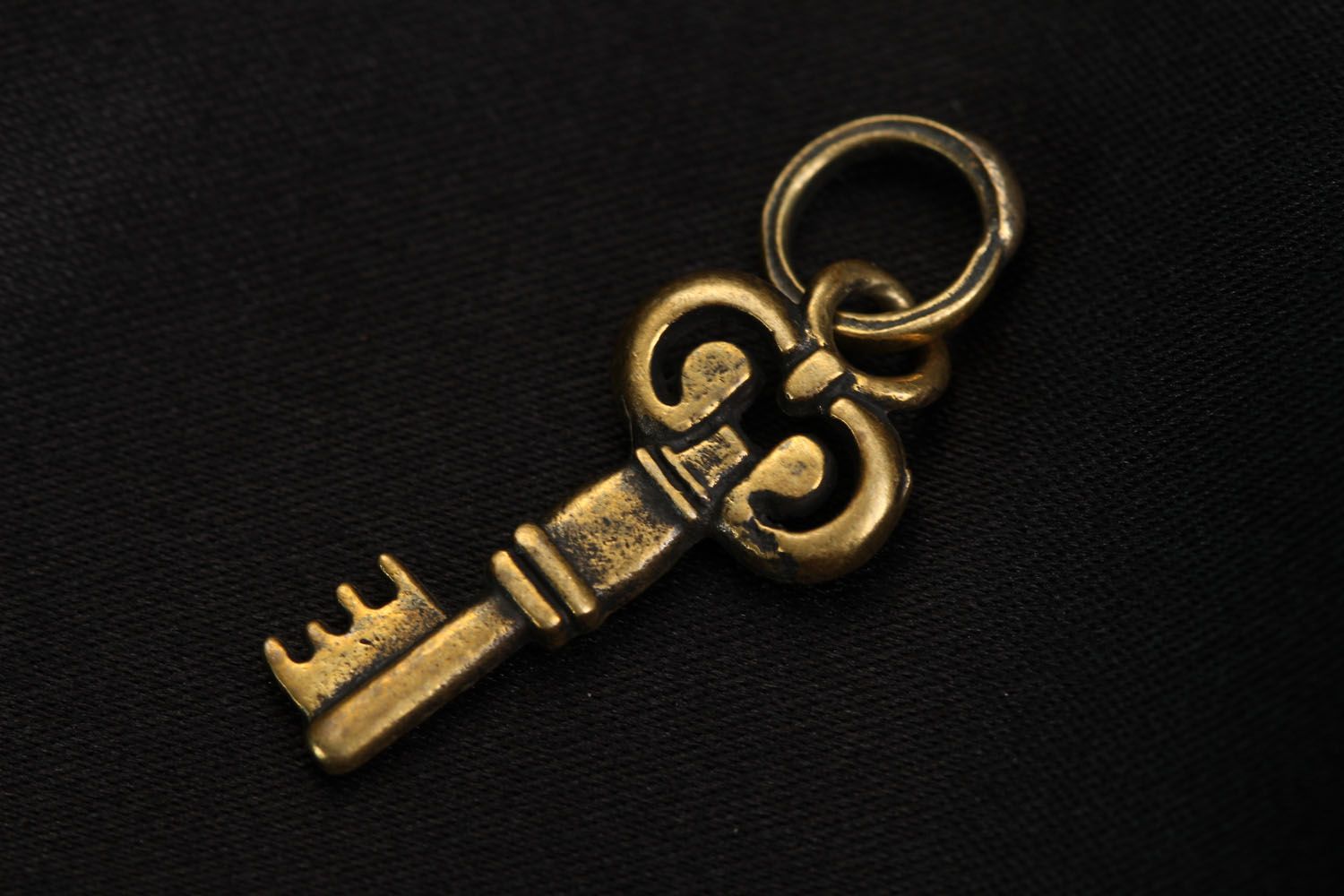 Pendentif clé en bronze fait main photo 3