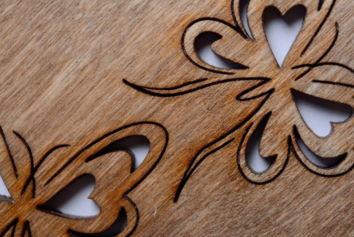 Belle carte de voeux en bois faite main avec gravure et papillons découpés photo 2
