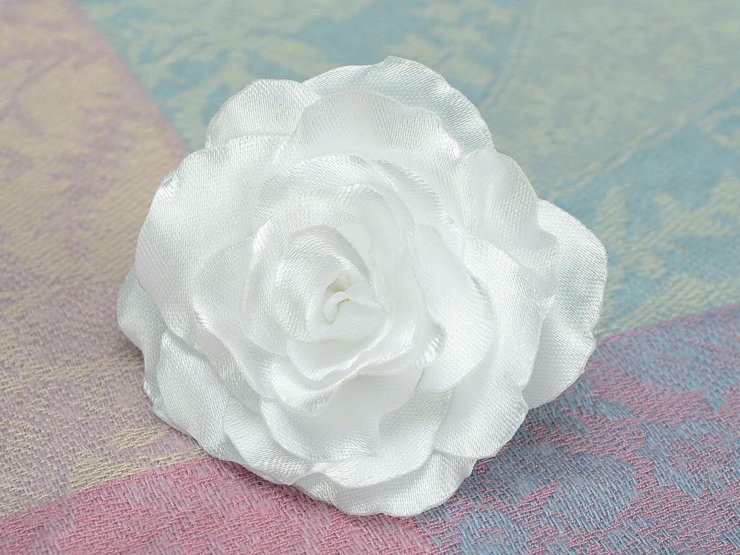 Резинка для волос с атласным цветком Белая роза фото 5