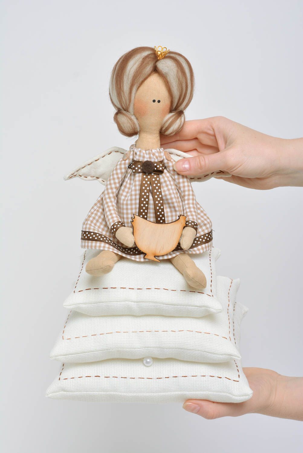 Poupée Princesse au petit pois en lin et coton faite main originale décorative photo 3
