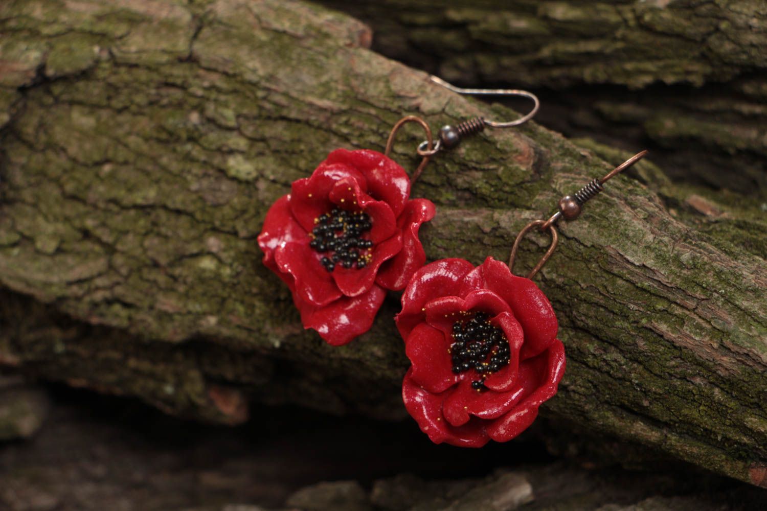 Rote schöne ungewöhnliche einzigartige Blumen Ohrringe aus Polymerton handmade foto 1