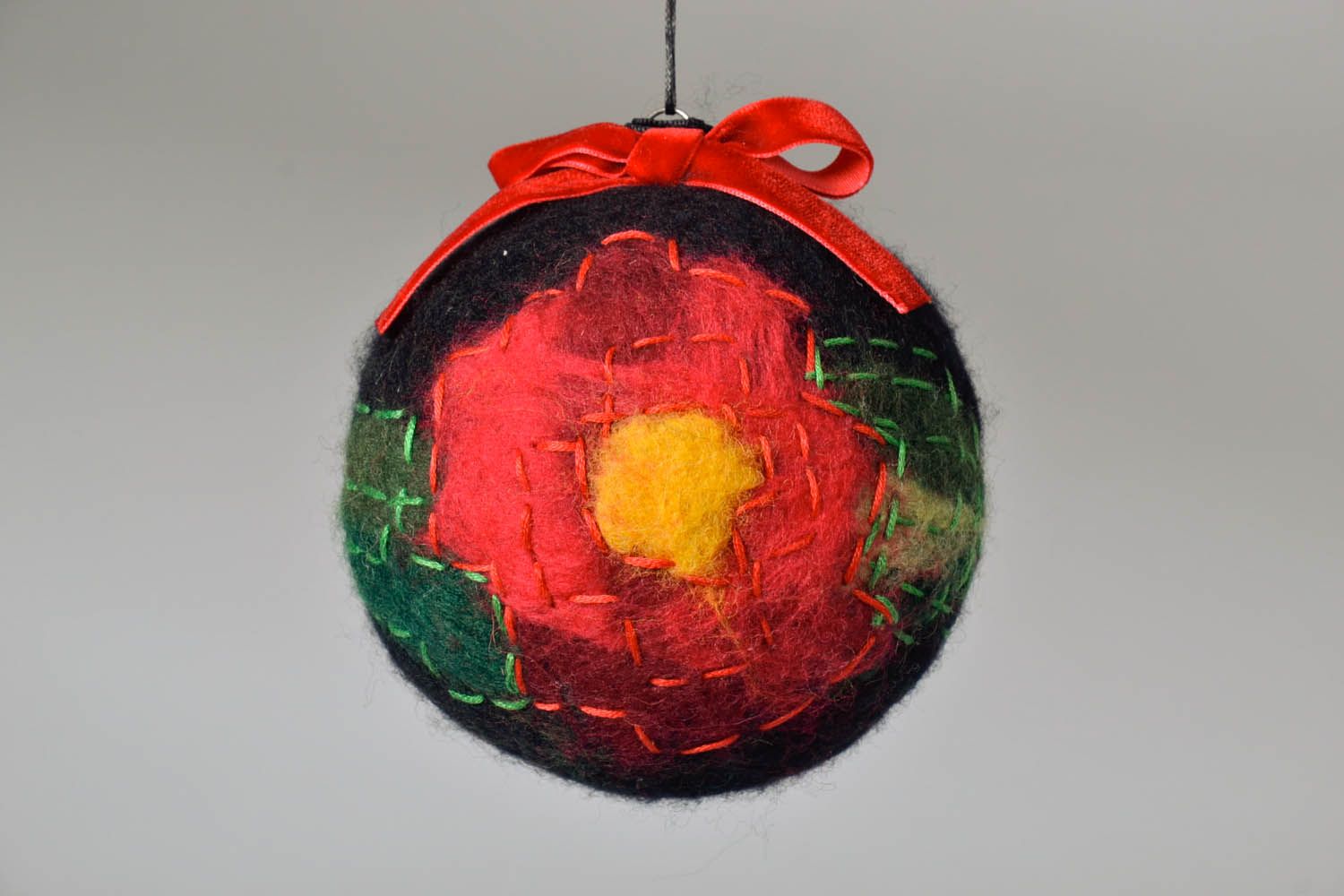 Grande bola artesanal de Natal feita de lã na técnica de feltragem foto 2