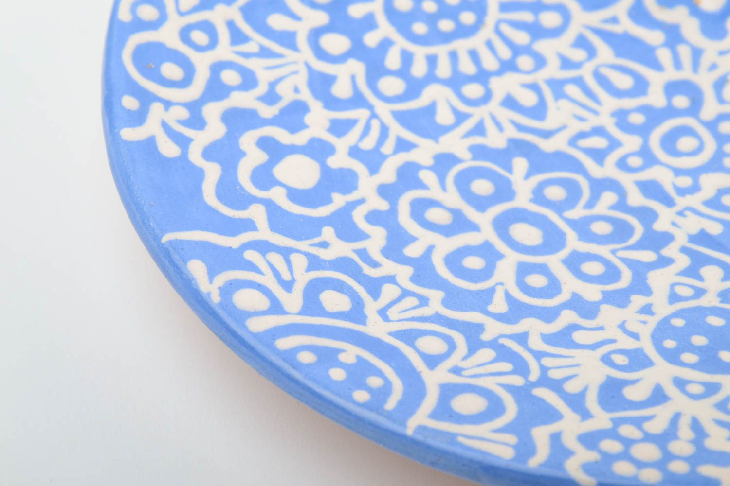 Grande soucoupe en céramique peinte bleue aux motifs blancs faite main photo 3