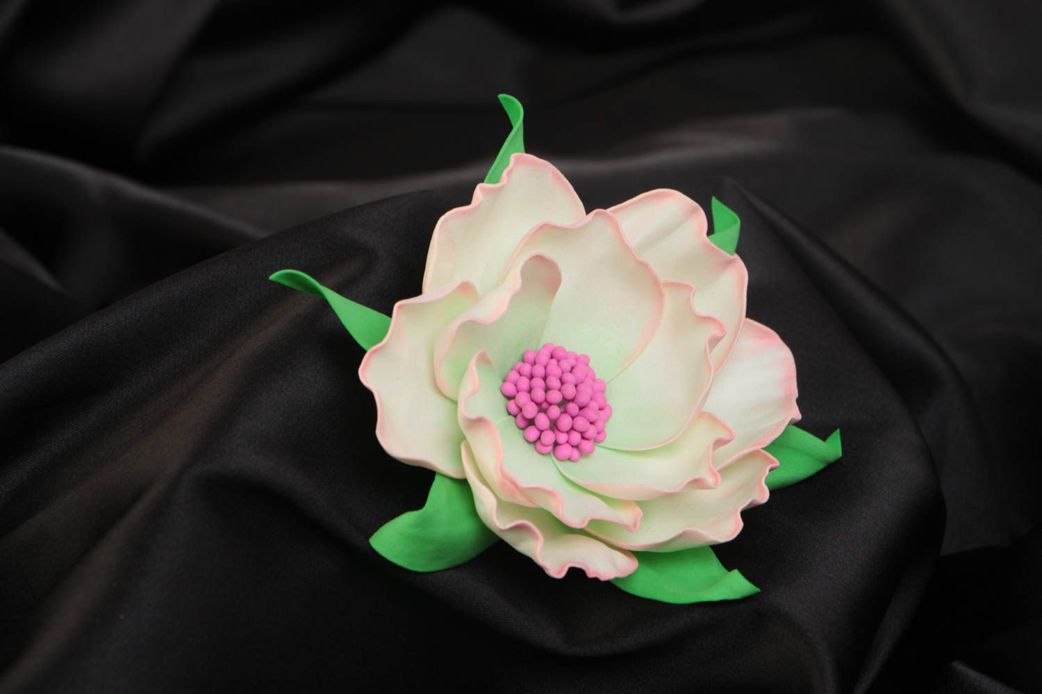 Broche artesanal original de foamiran hecho a mano con forma de flor bonita foto 1
