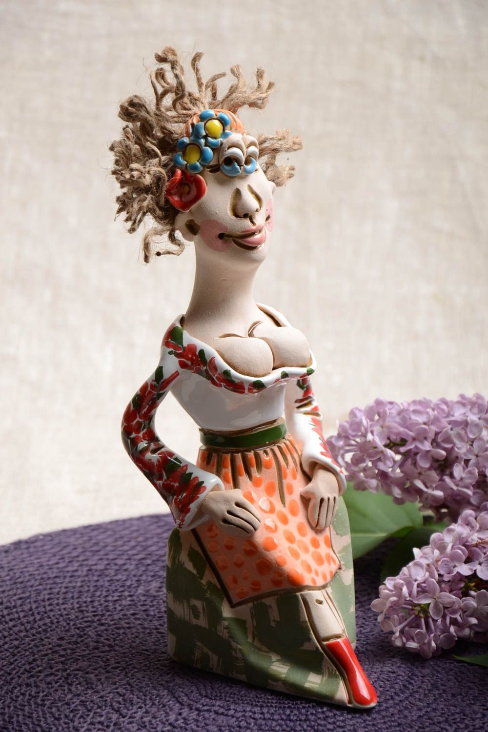 Handgemachte Keramik Statuette mit Bemalung in Form von Frau aus 	Halbporzellan foto 1
