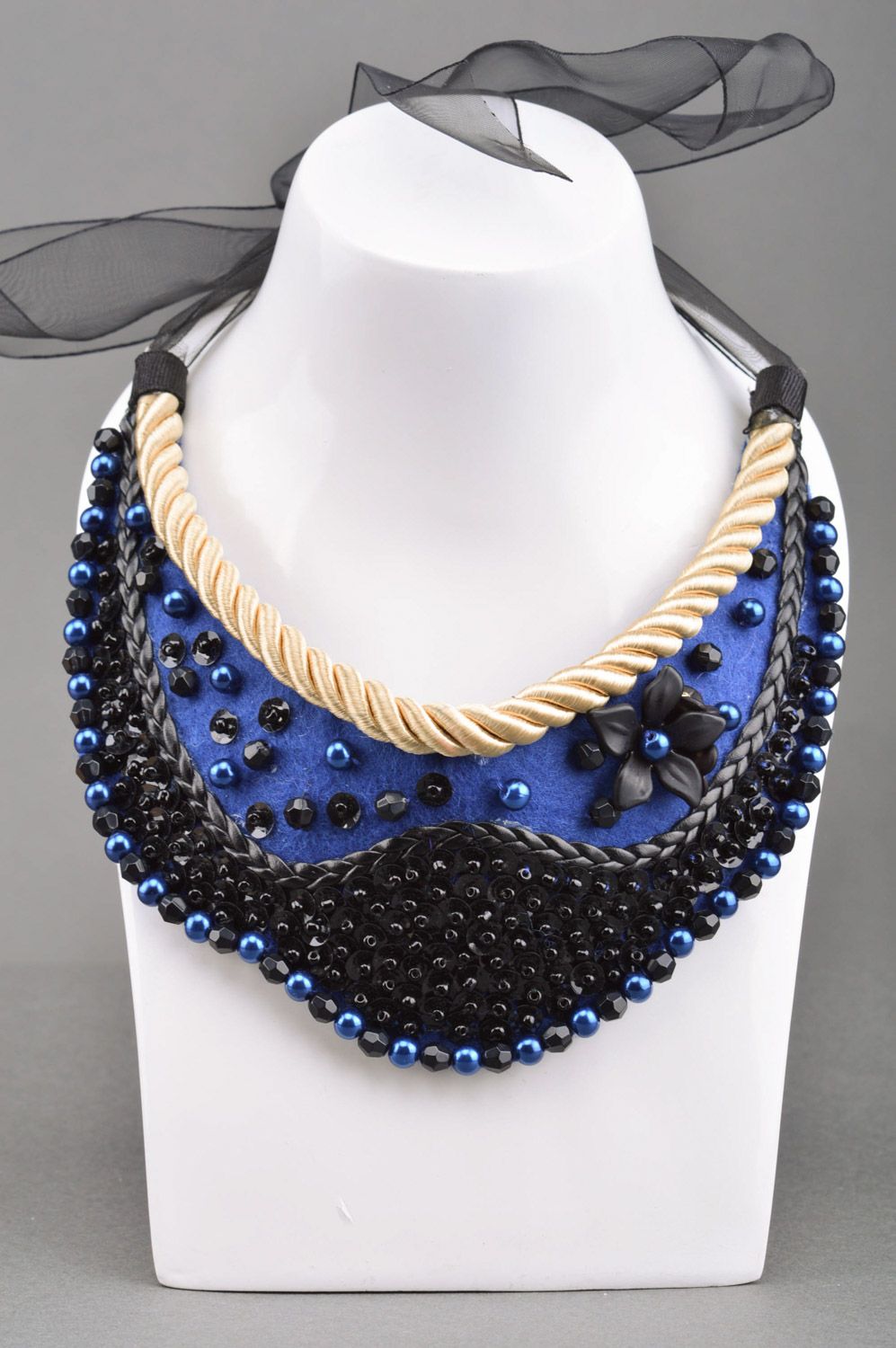 Collar de cuentas y fieltro cuello artesanal en tonos azules para mujer foto 1
