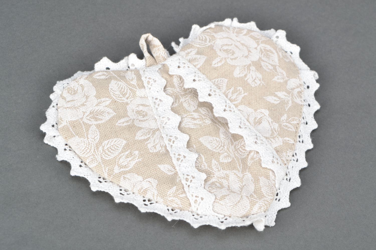 Manique coeur en tissu de coton et polyamide blanche décorée faite main  photo 3