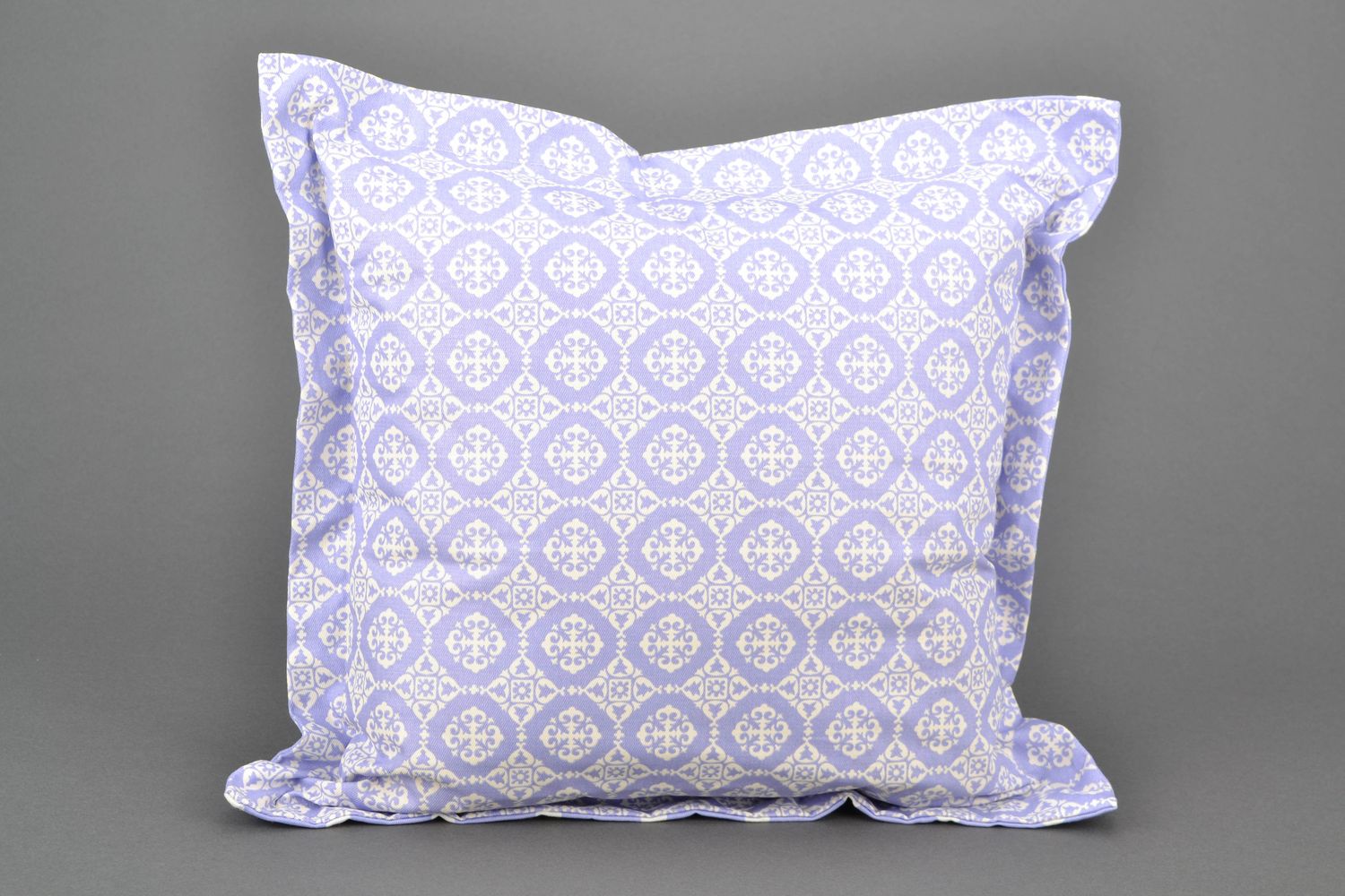 Мягкая диванная подушка в голубой цветовой гамме фото 2