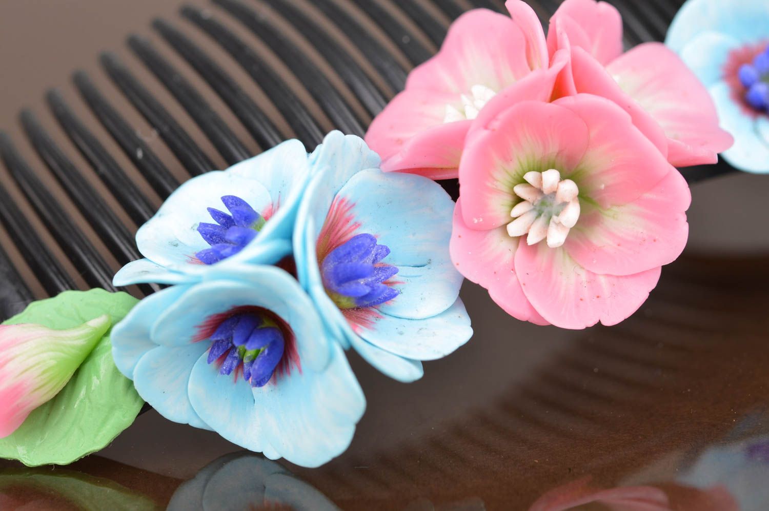 Handgemachter Haarkamm mit Blumen aus Polymerton für fraulichen festlichen Look foto 3