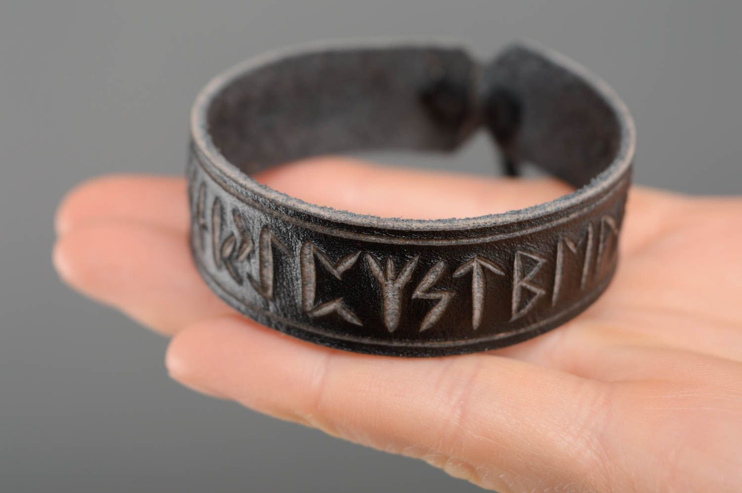 Bracelet en cuir naturel noir avec runes gravées fait main original design photo 4