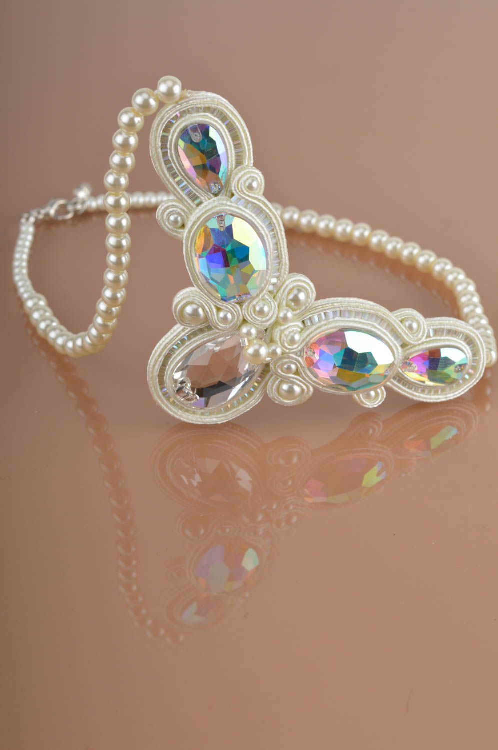 Joli collier soutache festif fait main blanc avec cristaux accessoire cadeau photo 5