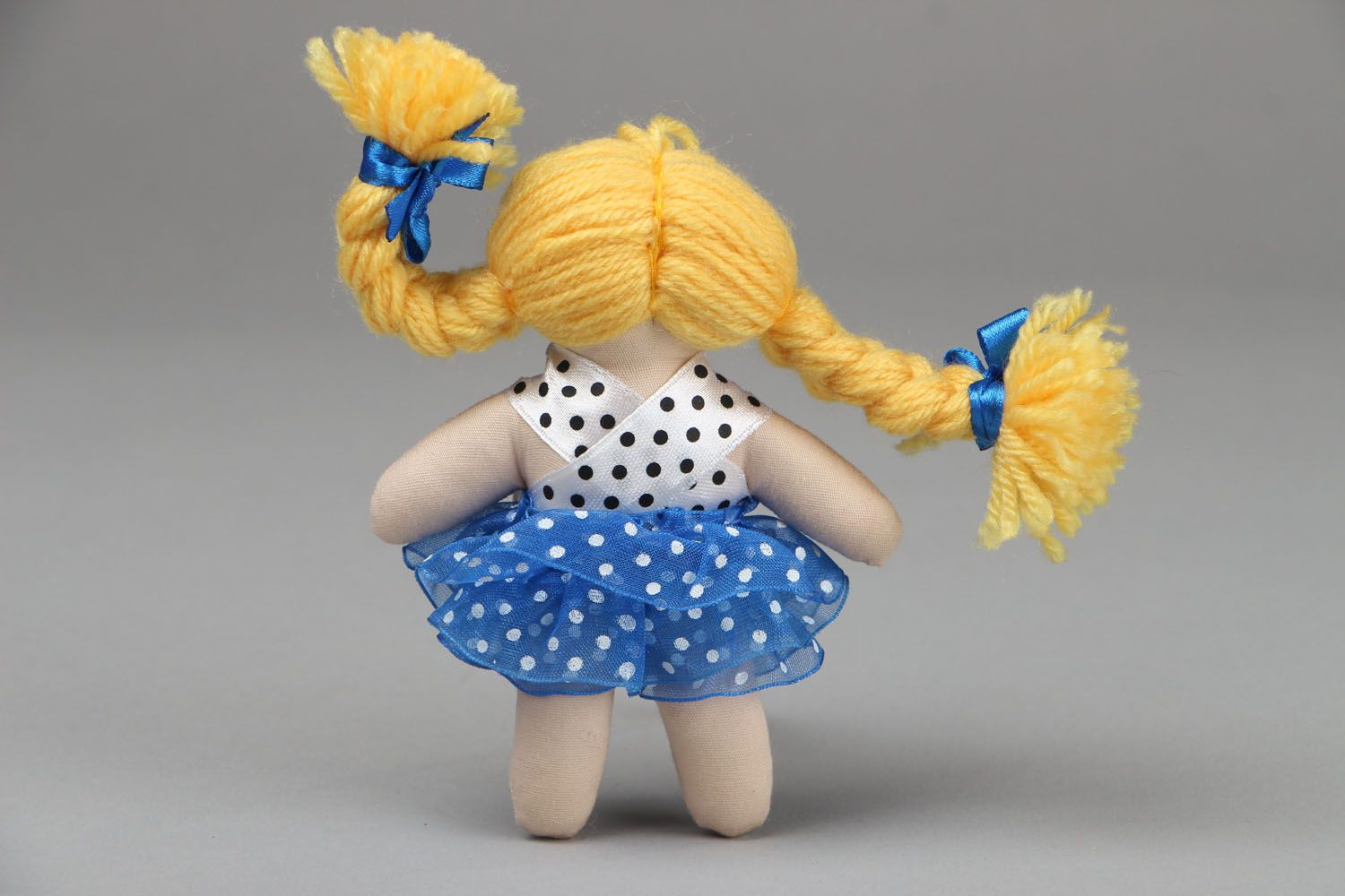 Genähte Puppe mit Haaren foto 3