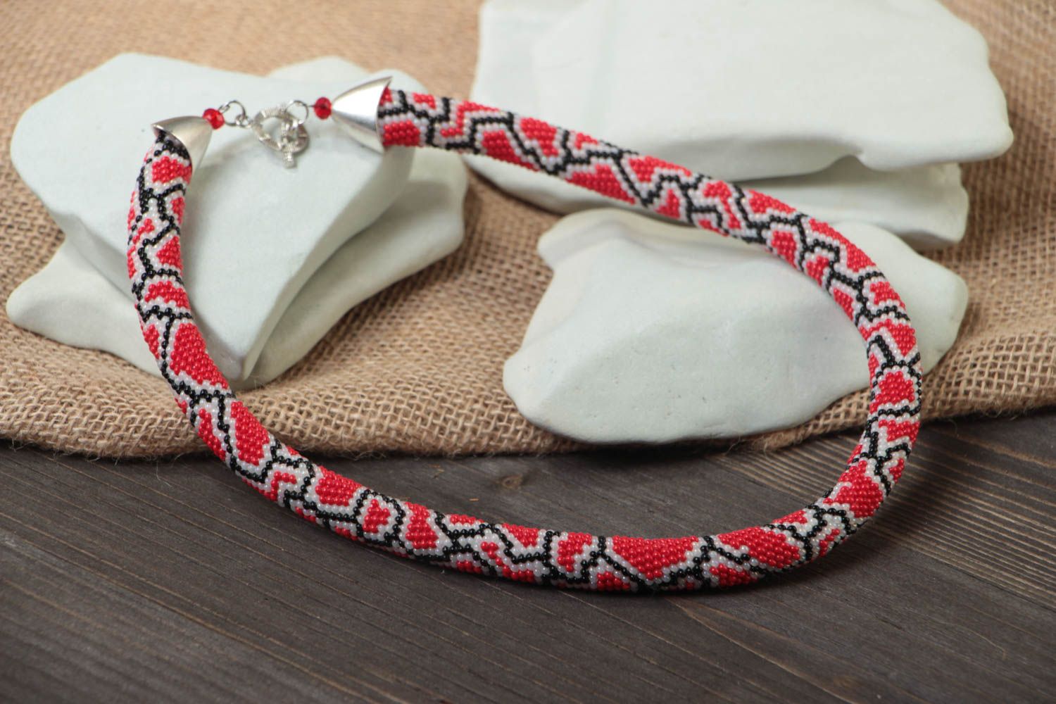 Collar de abalorios hecho a mano blanco con ornamento con forma de piel de pitón foto 1